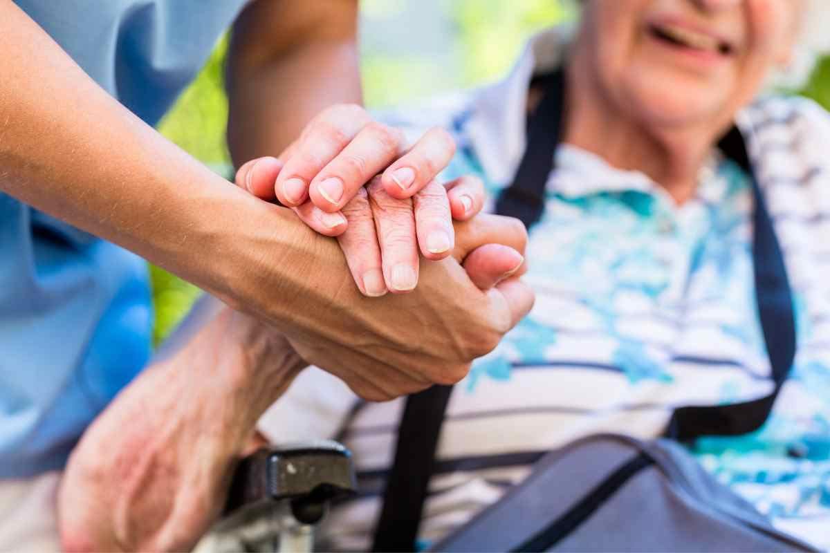 Contributi per i caregiver, le conseguenze del taglio 